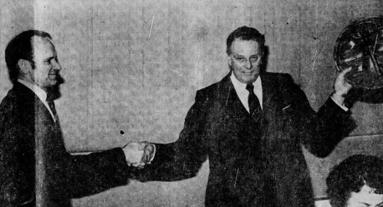 Frå opninga: Paul Nærø og ordførar Charles Remø.