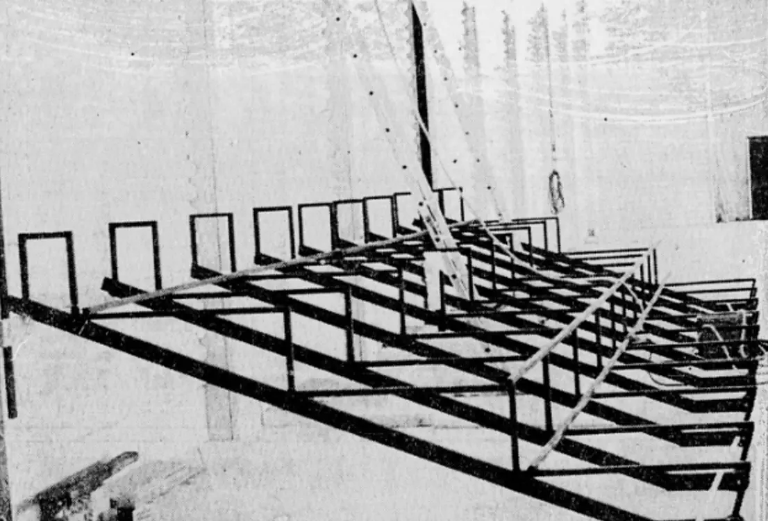 Tidleg tribune i Herøyhallen.