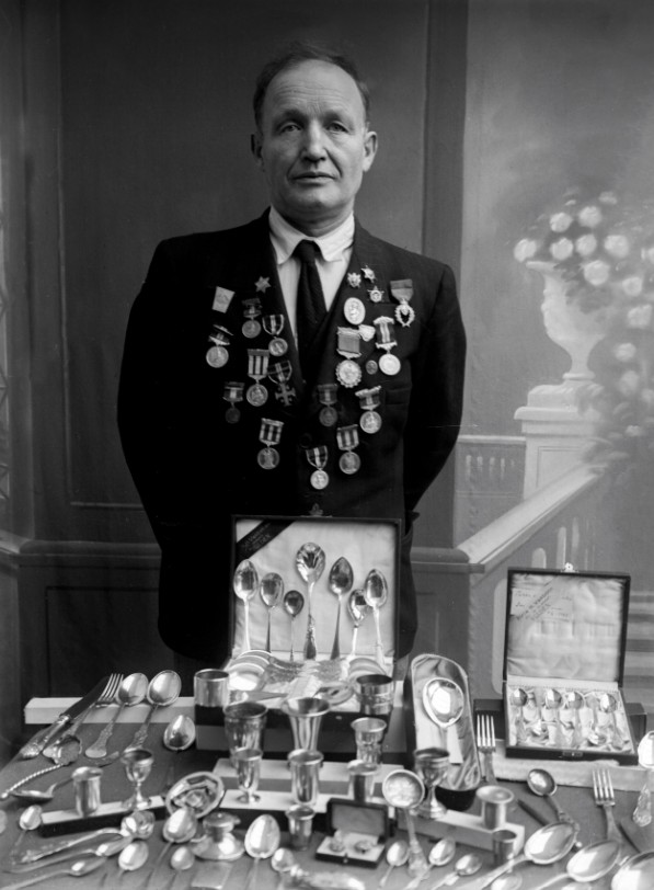 Sigvald Hoggen med medaljane sine
