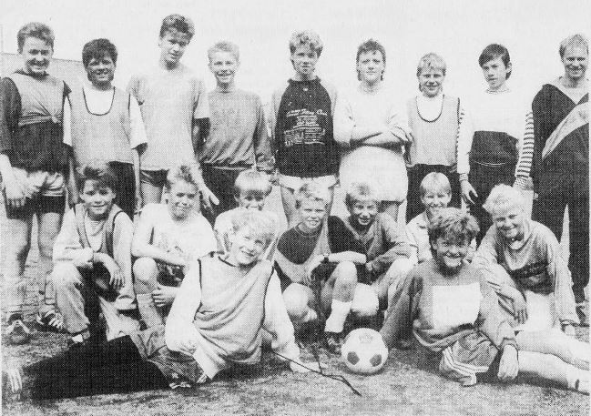 Jarl Åge Vågsholm og Lasse Myrhol framfor lagkameratane i 1989